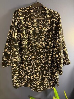 Banana Republic Black and Cream Abstract Print Kimono Medium